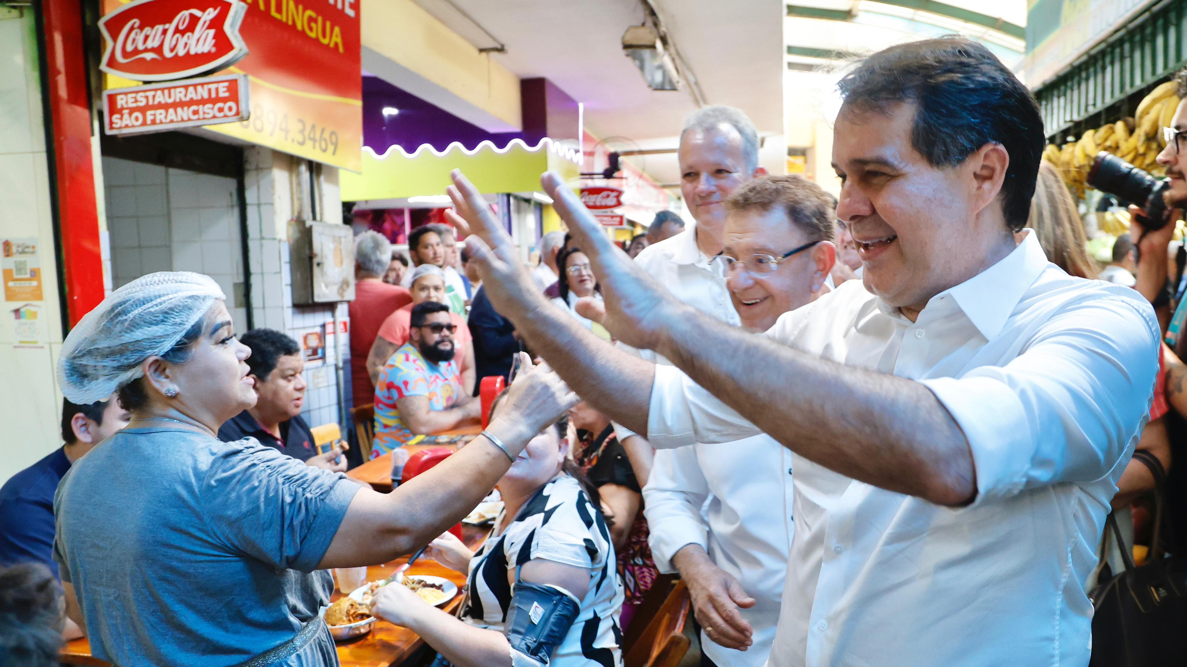 prefeito evandro cumprimenta pessoas no mercado são sebastião